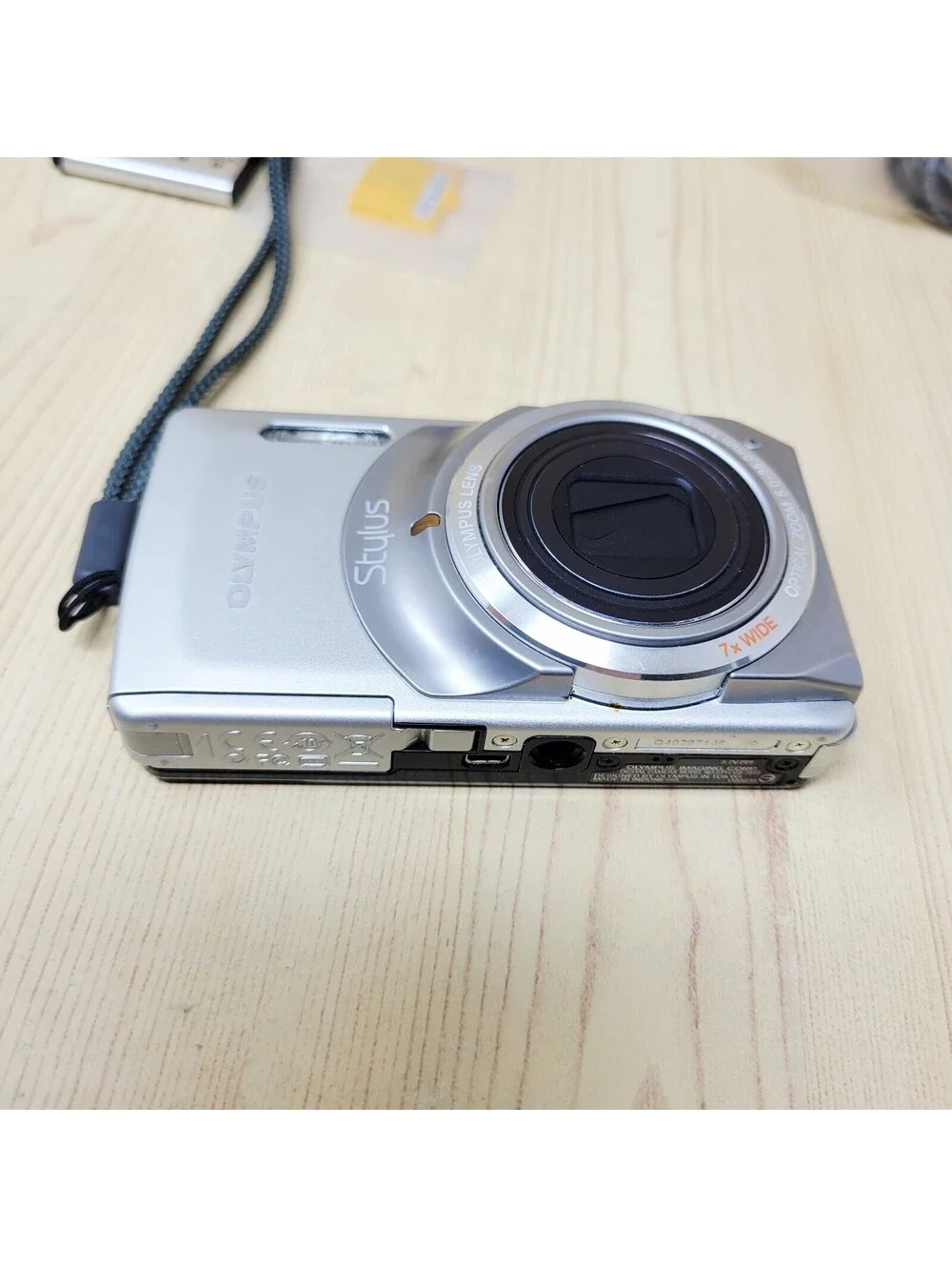 Olympus Stylus 7010 12.0MP Silver Digital Camera with Charger NO SD CARD WORKS!